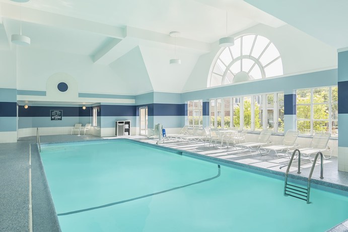 Imagen de la piscina del Hotel Four Points By Sheraton Buffalo Grove. Foto 11