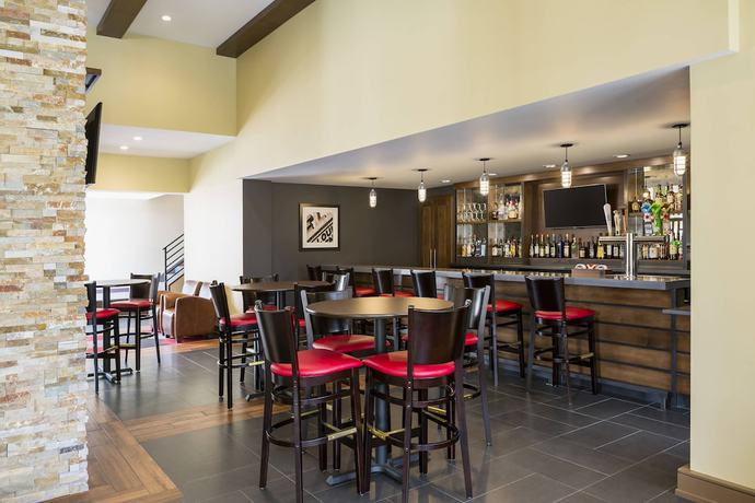 Imagen del bar/restaurante del Hotel Four Points By Sheraton Buffalo Grove. Foto 2