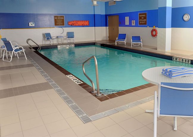 Imagen de la piscina del Hotel Four Points By Sheraton Cambridge Kitchener, Ontario. Foto 12