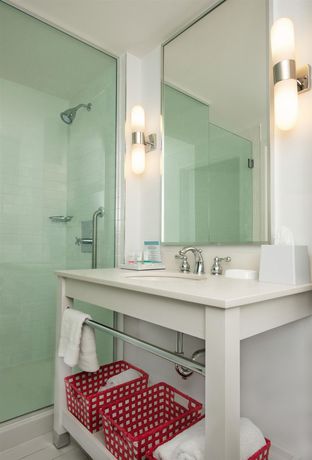 Imagen de la piscina del Hotel Four Points By Sheraton Cambridge Kitchener, Ontario. Foto 13