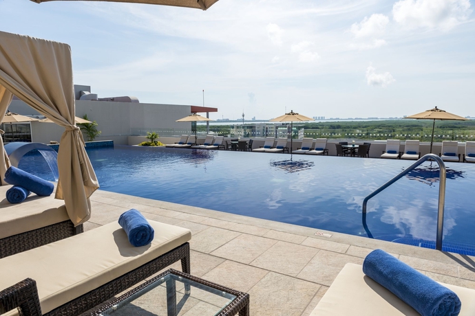 Imagen de la piscina del Hotel Four Points By Sheraton Cancun Centro. Foto 15