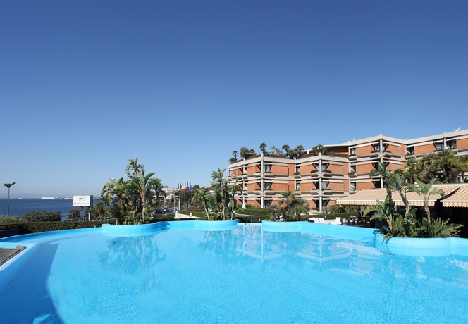 Imagen de la piscina del Hotel Four Points By Sheraton Catania and Conference Center. Foto 16