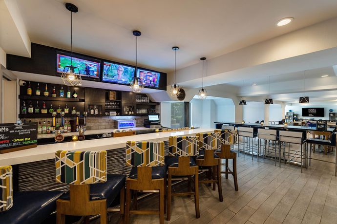 Imagen del bar/restaurante del Hotel Four Points By Sheraton Charlotte - Lake Norman. Foto 2