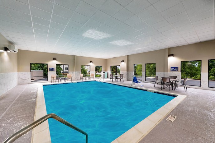 Imagen de la piscina del Hotel Four Points By Sheraton Charlotte - Lake Norman. Foto 15