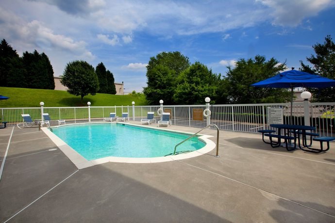Imagen de la piscina del Hotel Four Points By Sheraton Charlotte - Pineville. Foto 11