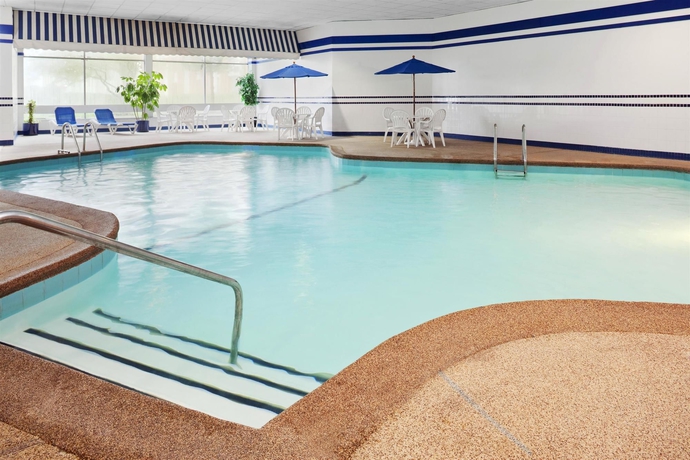 Imagen de la piscina del Hotel Four Points By Sheraton Chicago O'hare Airport. Foto 15