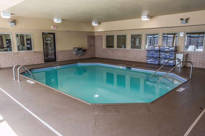 Imagen de la piscina del Hotel Four Points By Sheraton Chicago Schaumburg. Foto 12