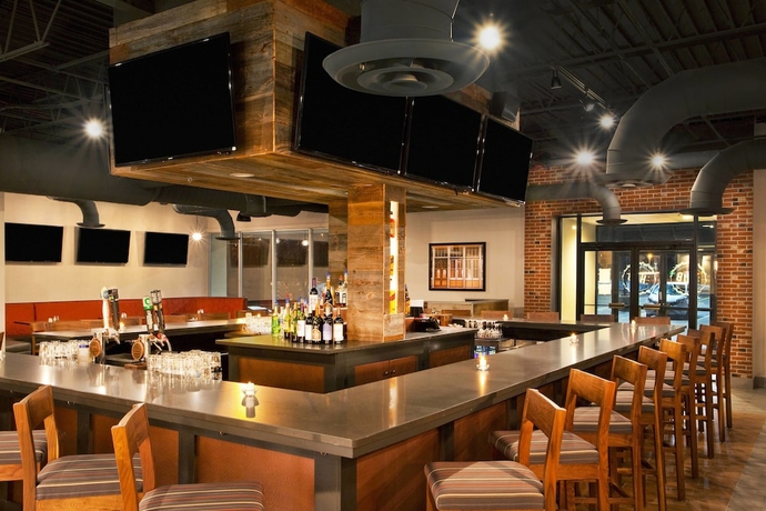 Imagen del bar/restaurante del Hotel Four Points By Sheraton Cleveland Airport. Foto 2