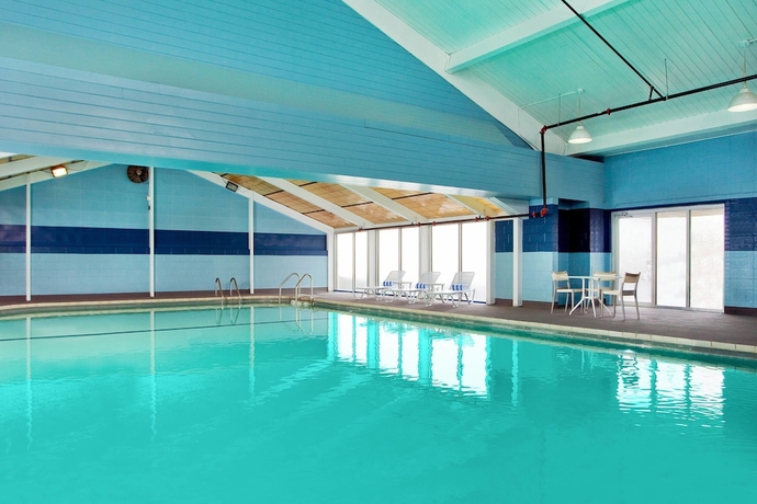 Imagen de la piscina del Hotel Four Points By Sheraton Cleveland Airport. Foto 17
