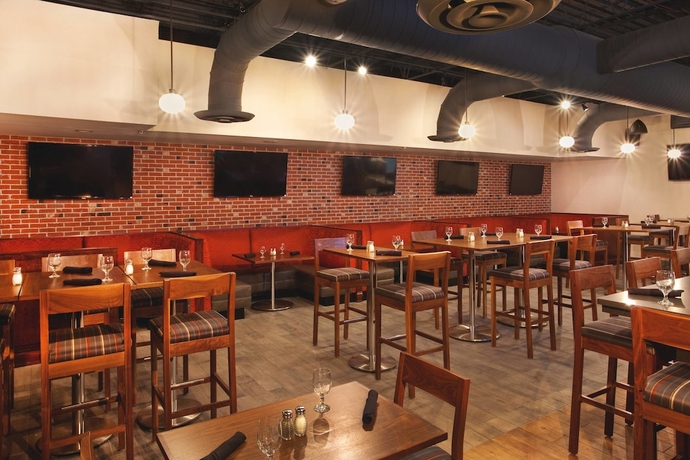 Imagen del bar/restaurante del Hotel Four Points By Sheraton Cleveland Airport. Foto 3