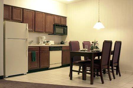 Imagen de la habitación del Hotel Four Points By Sheraton Cleveland-eastlake. Foto 8