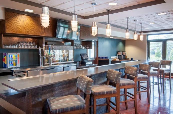 Imagen del bar/restaurante del Hotel Four Points By Sheraton Columbus-polaris. Foto 2