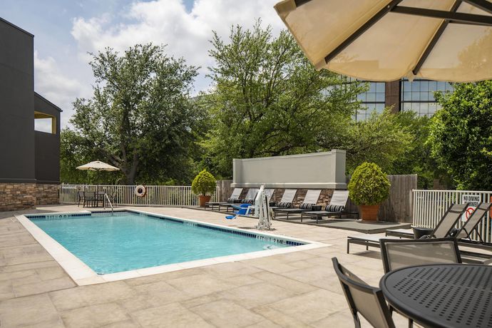 Imagen de la piscina del Hotel Four Points By Sheraton Dallas Arlington Entertainment District. Foto 16