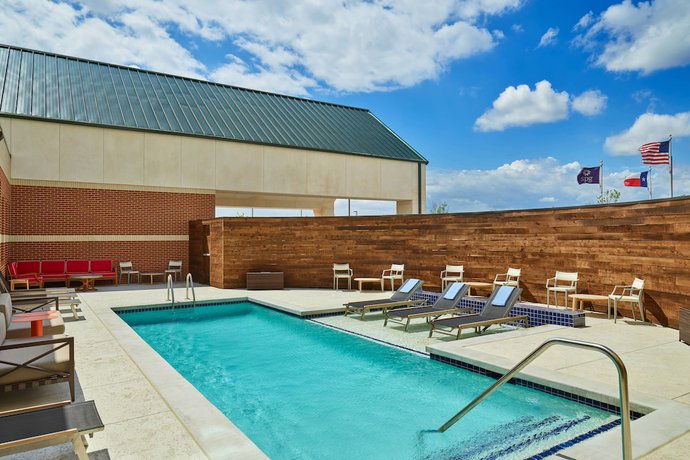 Imagen de la piscina del Hotel Four Points By Sheraton Dallas Fort Worth Airport North. Foto 11