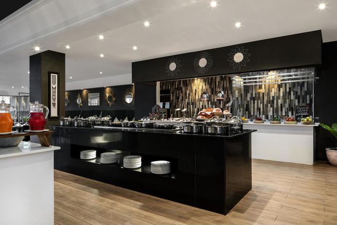 Imagen del bar/restaurante del Hotel Four Points By Sheraton Dar Es Salaam New Africa. Foto 8