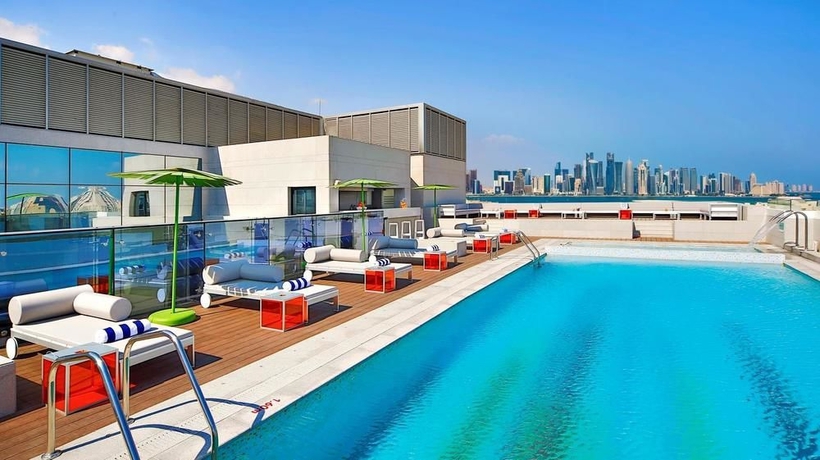 Imagen de la piscina del Hotel Four Points By Sheraton Doha. Foto 8