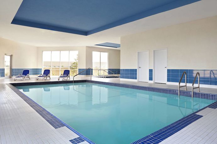 Imagen de la piscina del Hotel Four Points By Sheraton Edmonton Gateway. Foto 8