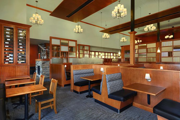 Imagen del bar/restaurante del Hotel Four Points By Sheraton Edmonton Gateway. Foto 2