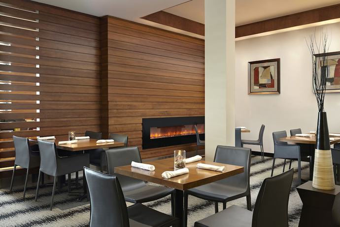 Imagen del bar/restaurante del Hotel Four Points By Sheraton Edmonton International Airport. Foto 4