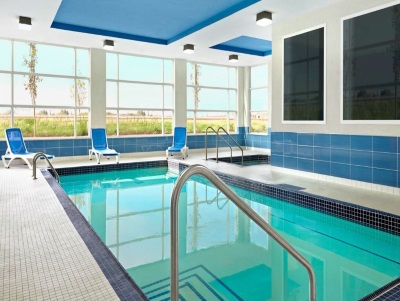 Imagen de la piscina del Hotel Four Points By Sheraton Edmonton International Airport. Foto 10