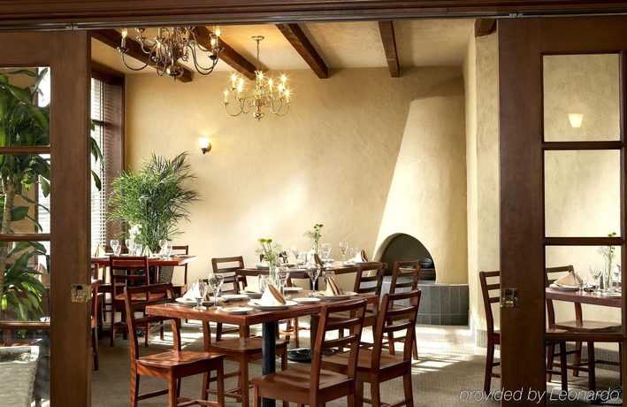 Imagen del bar/restaurante del Hotel Four Points By Sheraton Edmonton South. Foto 6