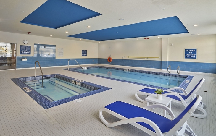 Imagen de la piscina del Hotel Four Points By Sheraton Edmonton West. Foto 16