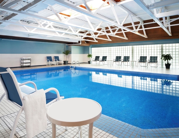 Imagen de la piscina del Hotel Four Points By Sheraton Gatineau-ottawa. Foto 16