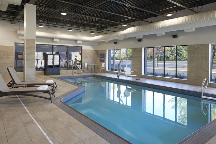 Imagen de la piscina del Hotel Four Points By Sheraton Hamilton - Stoney Creek. Foto 12