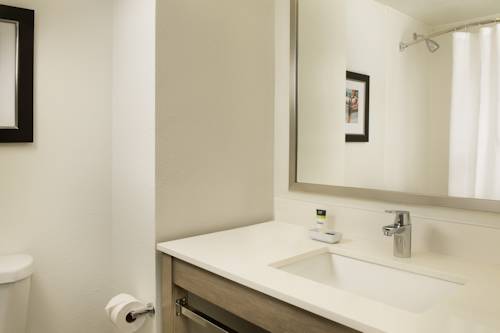 Imagen de la habitación del Hotel Four Points By Sheraton Jacksonville Beachfront. Foto 13