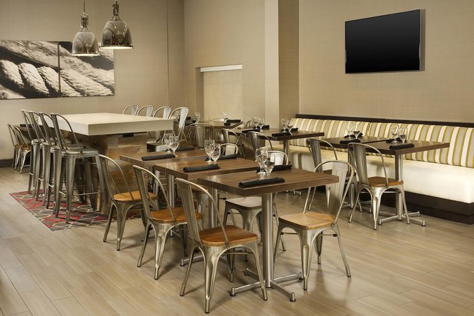 Imagen del bar/restaurante del Hotel Four Points By Sheraton Jacksonville Beachfront. Foto 2