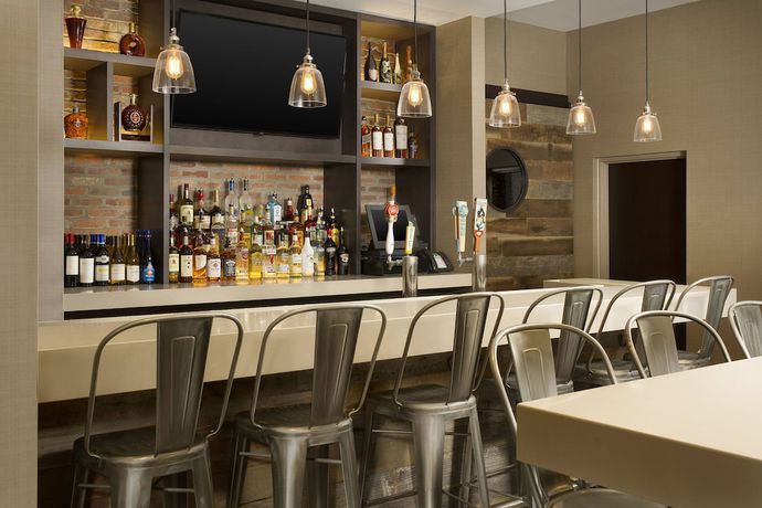 Imagen del bar/restaurante del Hotel Four Points By Sheraton Jacksonville Beachfront. Foto 3