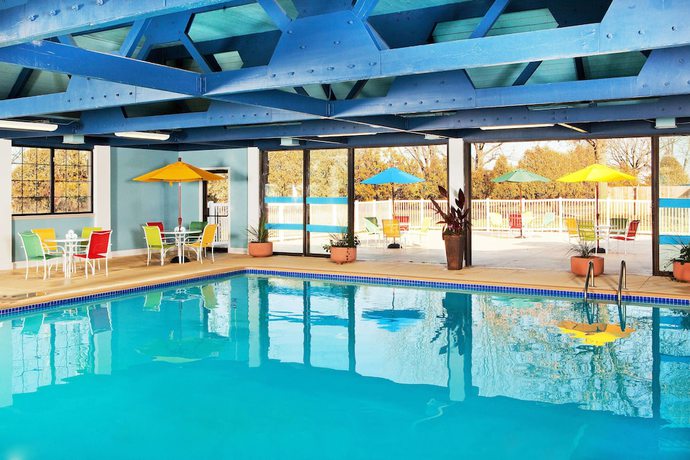 Imagen de la piscina del Hotel Four Points By Sheraton Kalamazoo. Foto 16