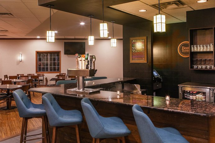 Imagen del bar/restaurante del Hotel Four Points By Sheraton Kalamazoo. Foto 3