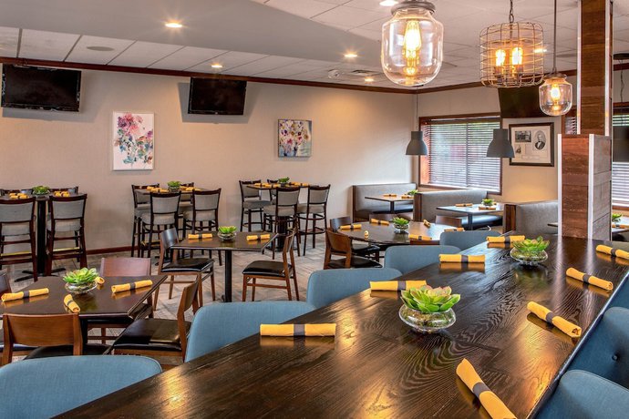 Imagen del bar/restaurante del Hotel Four Points By Sheraton Kalamazoo. Foto 4