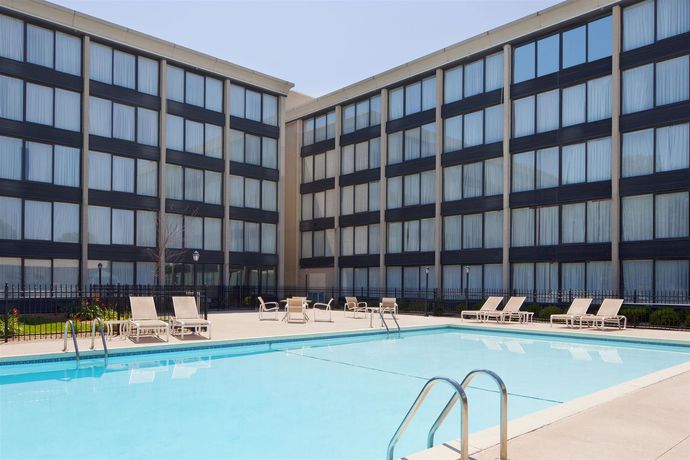 Imagen de la piscina del Hotel Four Points By Sheraton Kansas City Airport. Foto 13