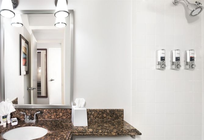 Imagen de la habitación del Hotel Four Points By Sheraton Kansas City Airport. Foto 4