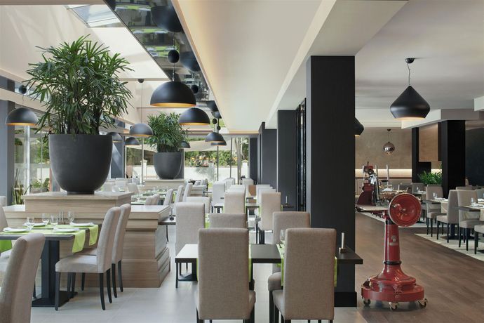 Imagen del bar/restaurante del Hotel Four Points By Sheraton Kecskemet Conference Center. Foto 3