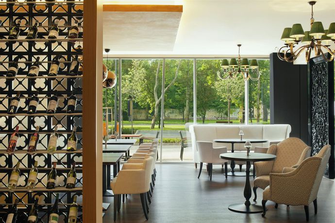 Imagen del bar/restaurante del Hotel Four Points By Sheraton Kecskemet Conference Center. Foto 4
