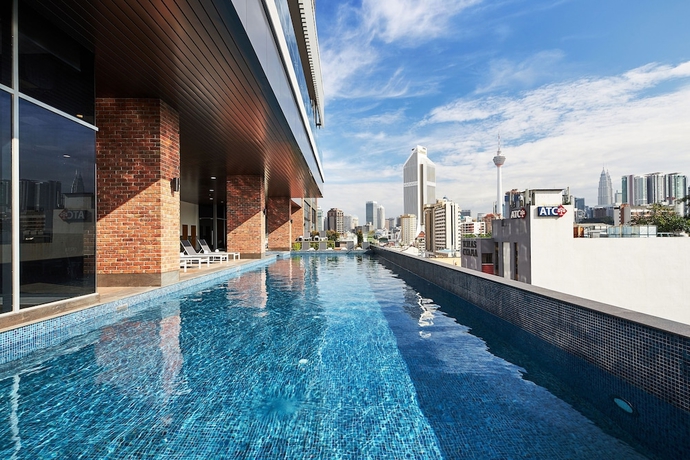 Imagen de la piscina del Hotel Four Points By Sheraton Kuala Lumpur, Chinatown. Foto 19