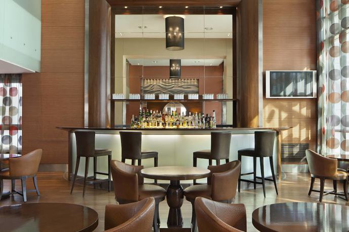 Imagen del bar/restaurante del Hotel Four Points By Sheraton Le Verdun. Foto 2