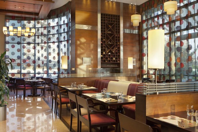Imagen del bar/restaurante del Hotel Four Points By Sheraton Le Verdun. Foto 3