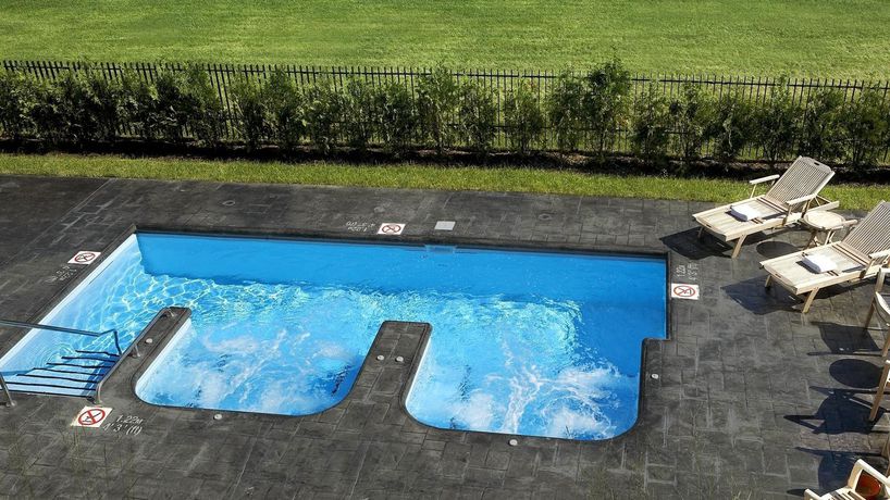 Imagen de la piscina del Hotel Four Points By Sheraton Levis Convention Centre. Foto 12