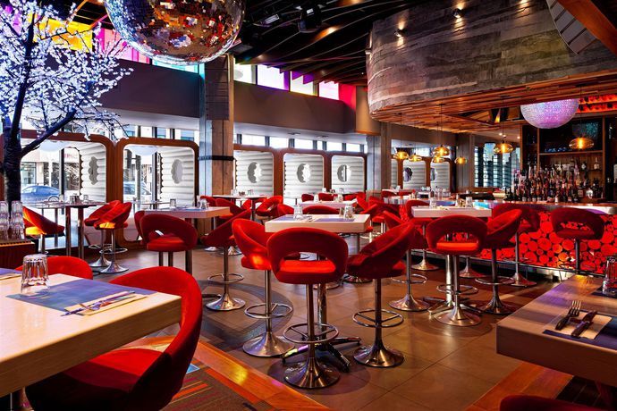 Imagen del bar/restaurante del Hotel Four Points By Sheraton Levis Convention Centre. Foto 2