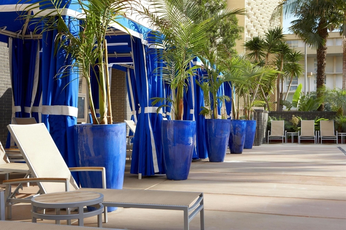 Imagen de la piscina del Hotel Four Points By Sheraton Los Angeles International Airport. Foto 16