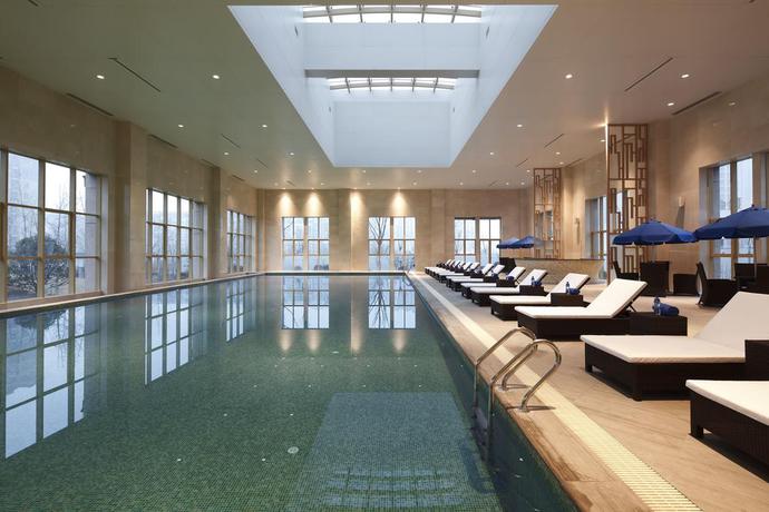 Imagen de la piscina del Hotel Four Points By Sheraton Luohe. Foto 17