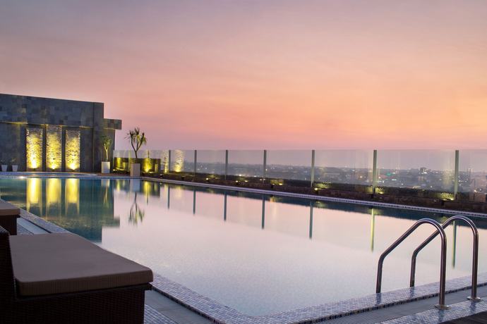 Imagen de la piscina del Hotel Four Points By Sheraton Makassar. Foto 17