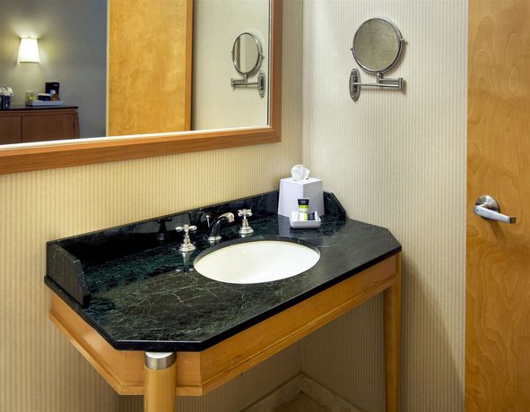 Imagen de la habitación del Hotel Four Points By Sheraton Melville Long Island. Foto 4