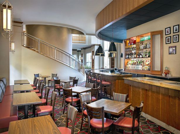 Imagen del bar/restaurante del Hotel Four Points By Sheraton Melville Long Island. Foto 2