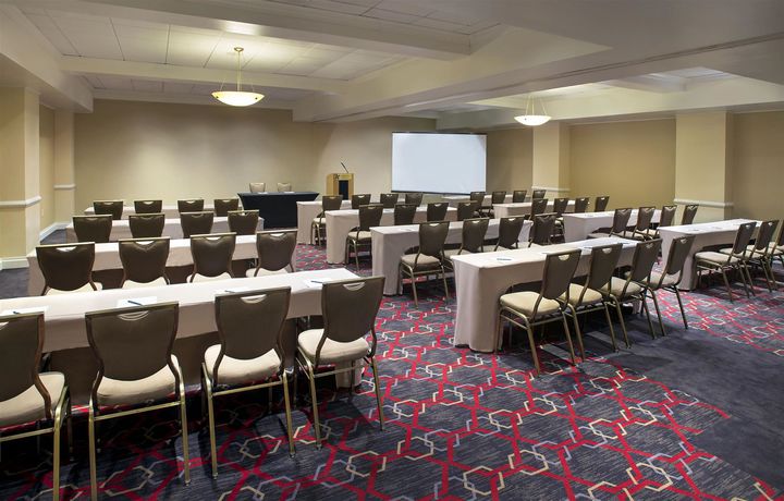 Imagen de los interiores del Hotel Four Points By Sheraton Melville Long Island. Foto 8