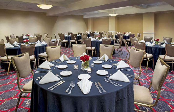 Imagen del bar/restaurante del Hotel Four Points By Sheraton Melville Long Island. Foto 3